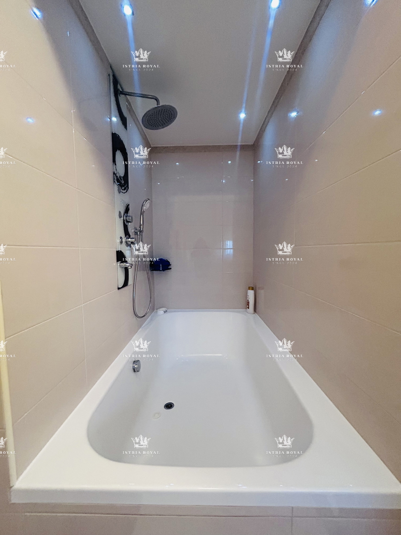 Attico di lusso a Novigrad – 102 m² + terrazza con vista mare, 2 posti auto