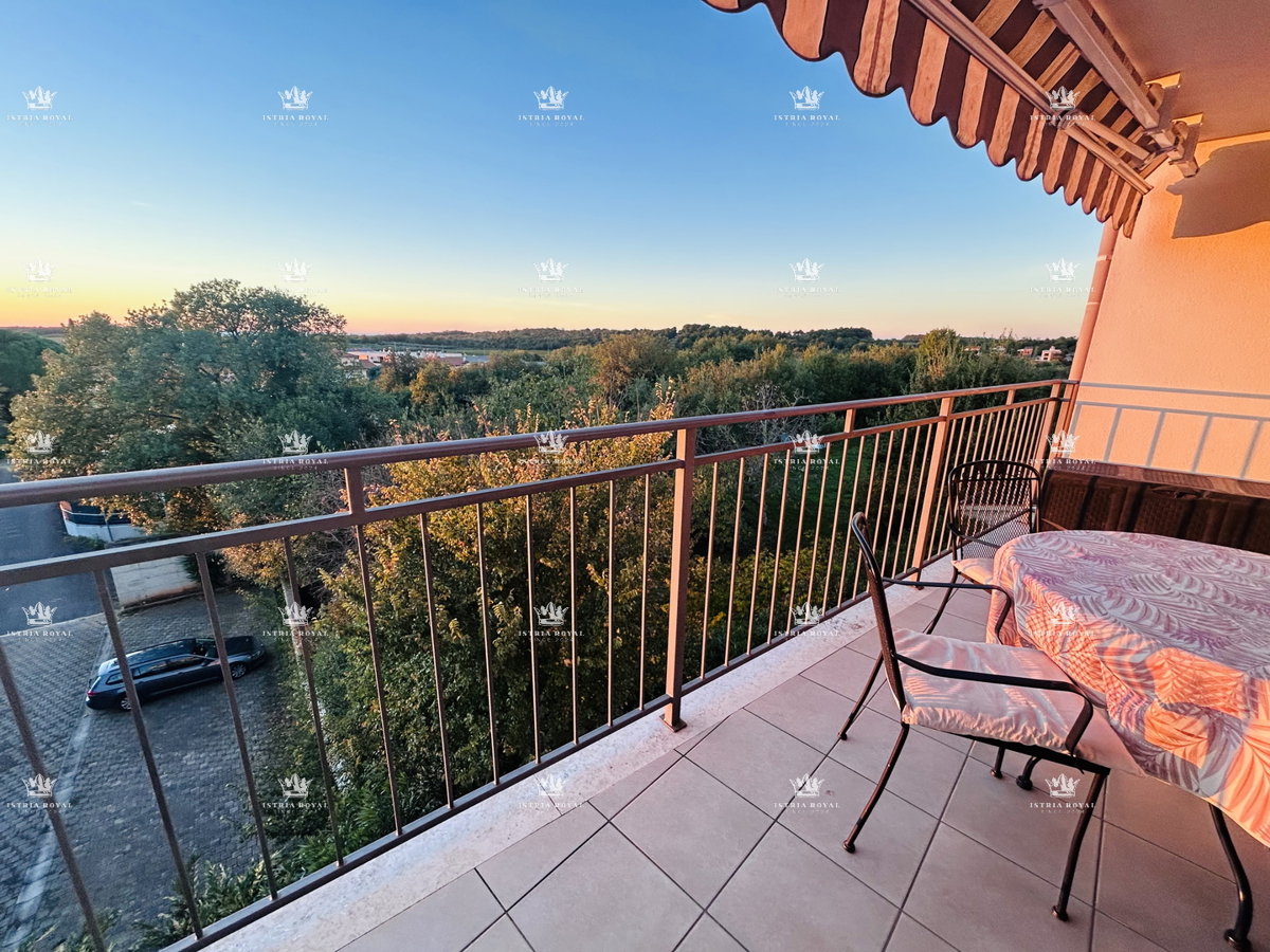 Attico di lusso a Novigrad – 102 m² + terrazza con vista mare, 2 posti auto