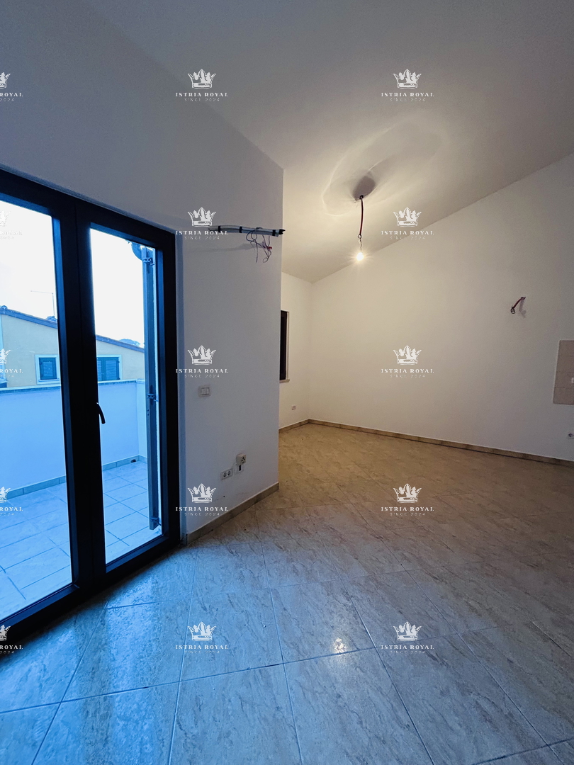 Istria, Bašanija, appartamento 2 camere da letto + soggiorno con angolo cottura, 63 m2, due terrazze, giardino 43 m2, zona tranquilla del quartiere, parcheggio