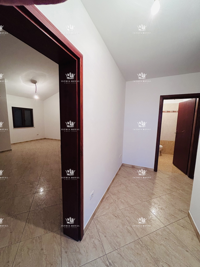 Istria, Bašanija, appartamento 2 camere da letto + soggiorno con angolo cottura, 63 m2, due terrazze, giardino 43 m2, zona tranquilla del quartiere, parcheggio