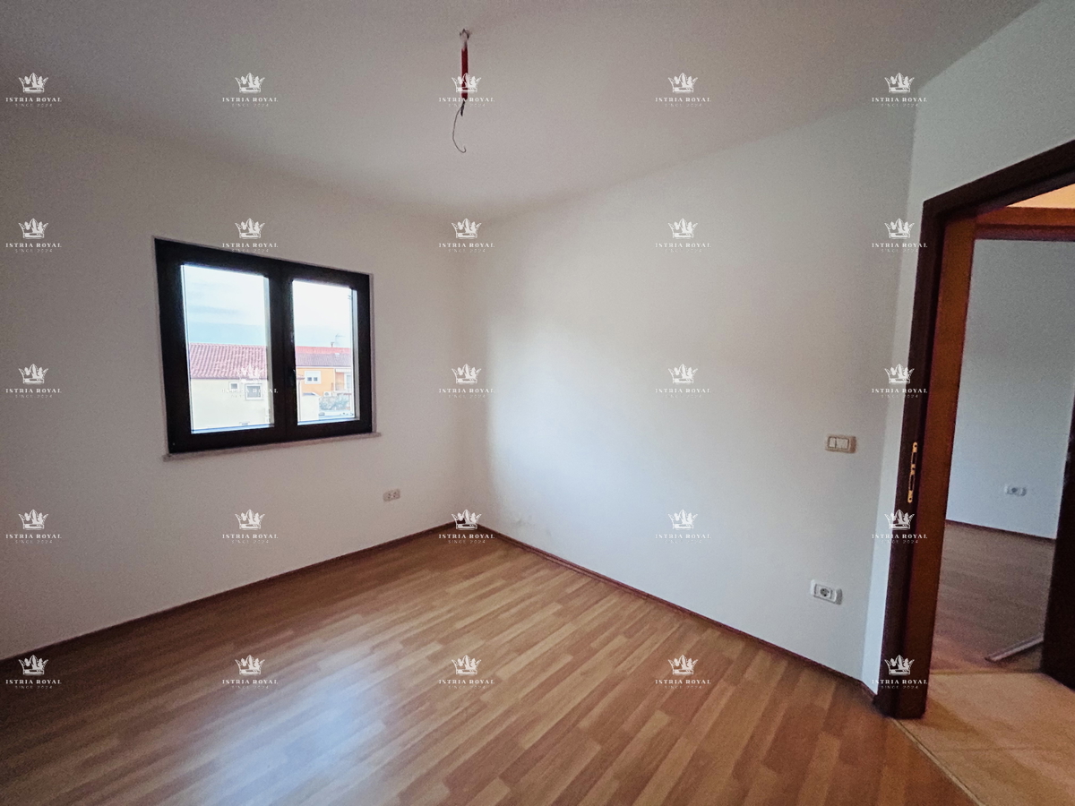 Istria, Bašanija, appartamento 2 camere da letto + soggiorno con angolo cottura, 63 m2, due terrazze, giardino 43 m2, zona tranquilla del quartiere, parcheggio