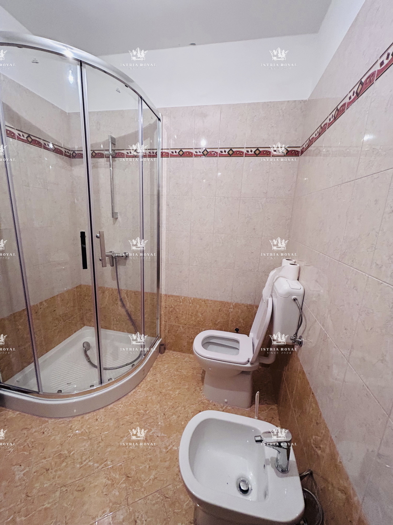 Istria, Bašanija, appartamento 2 camere da letto + soggiorno con angolo cottura, 63 m2, due terrazze, giardino 43 m2, zona tranquilla del quartiere, parcheggio