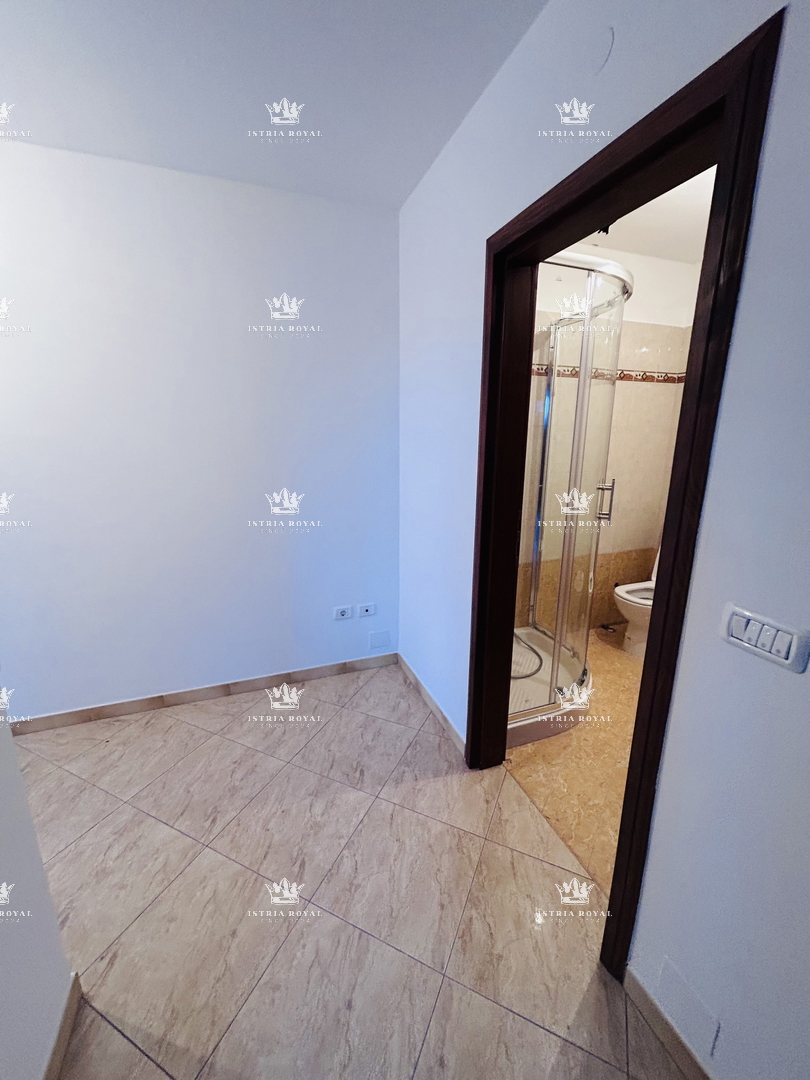 Istria, Bašanija, appartamento 2 camere da letto + soggiorno con angolo cottura, 63 m2, due terrazze, giardino 43 m2, zona tranquilla del quartiere, parcheggio