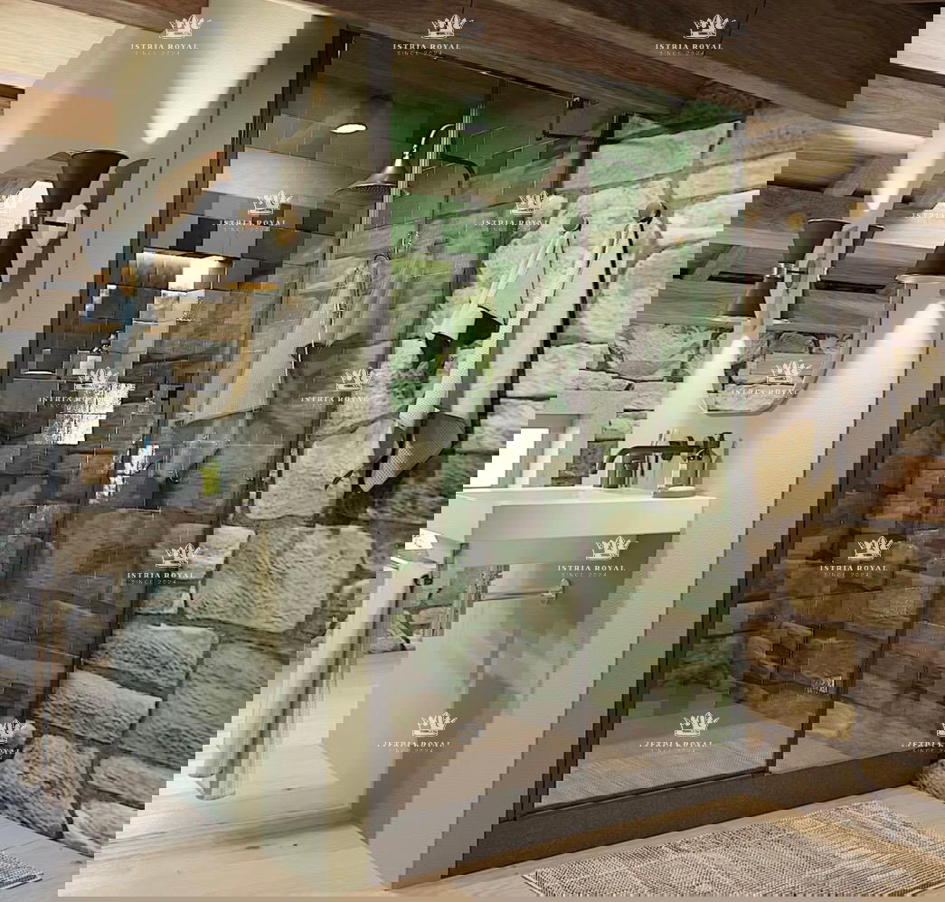 Istra, Kastelir, Rojci, casa antica istriana ristrutturata di 183 m2 con piscina, terreno di 153 m2, vista mare, cantina per vino, sauna