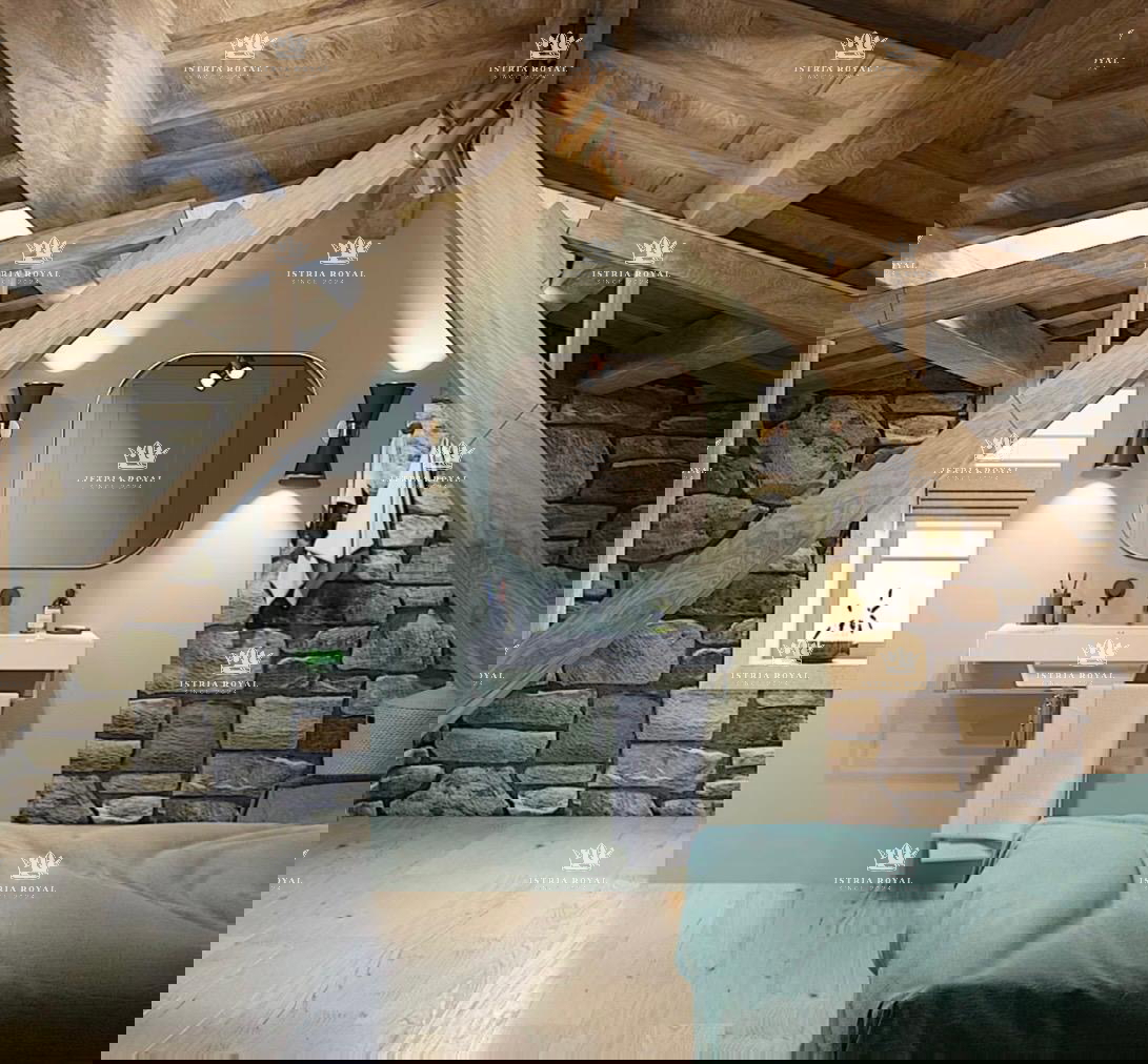 Istra, Kastelir, Rojci, casa antica istriana ristrutturata di 183 m2 con piscina, terreno di 153 m2, vista mare, cantina per vino, sauna