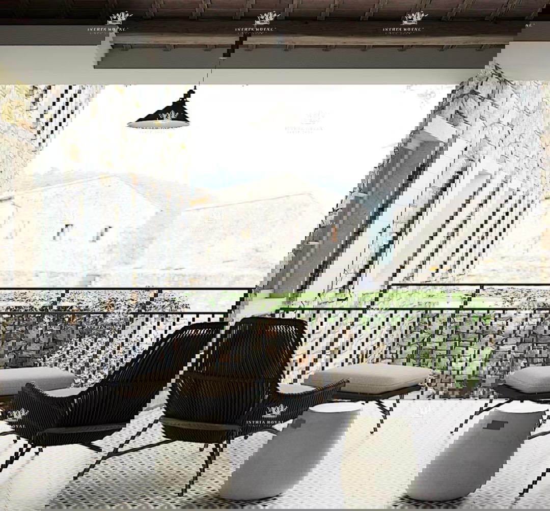 Istra, Kastelir, Rojci, casa antica istriana ristrutturata di 183 m2 con piscina, terreno di 153 m2, vista mare, cantina per vino, sauna