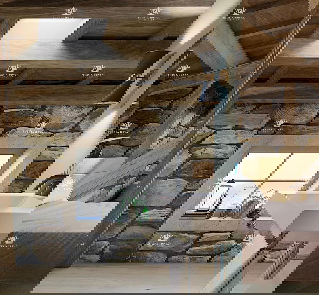 Istra, Kastelir, Rojci, casa antica istriana ristrutturata di 183 m2 con piscina, terreno di 153 m2, vista mare, cantina per vino, sauna