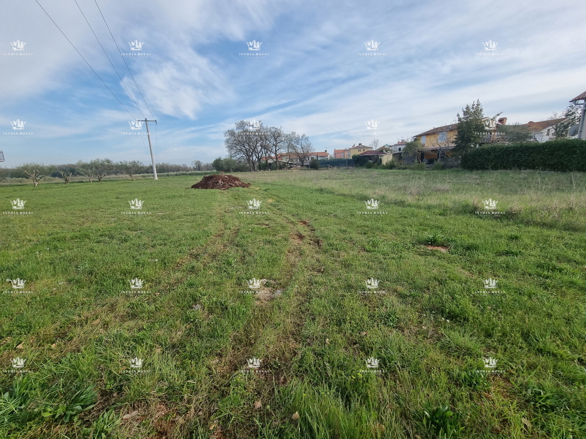 Istria, Umag, vendita di terreno edificabile, allacciamenti comunali sul terreno, 700m dal mare.