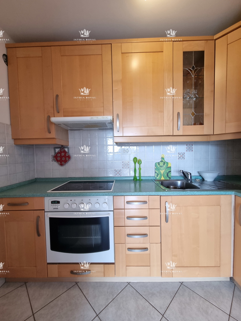 Istria, Umago, vendita appartamento con vista mare a Zambratija – 77 m², garage, 2 camere da letto + soggiorno doppio, vicinanza alla spiaggia!