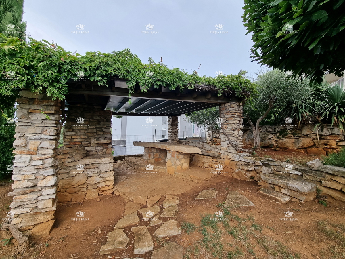 Istria, Umago, vendita appartamento con vista mare a Zambratija – 77 m², garage, 2 camere da letto + soggiorno doppio, vicinanza alla spiaggia!