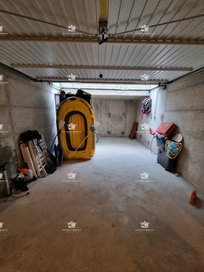 Istria, Umago, vendita appartamento con vista mare a Zambratija – 77 m², garage, 2 camere da letto + soggiorno doppio, vicinanza alla spiaggia!