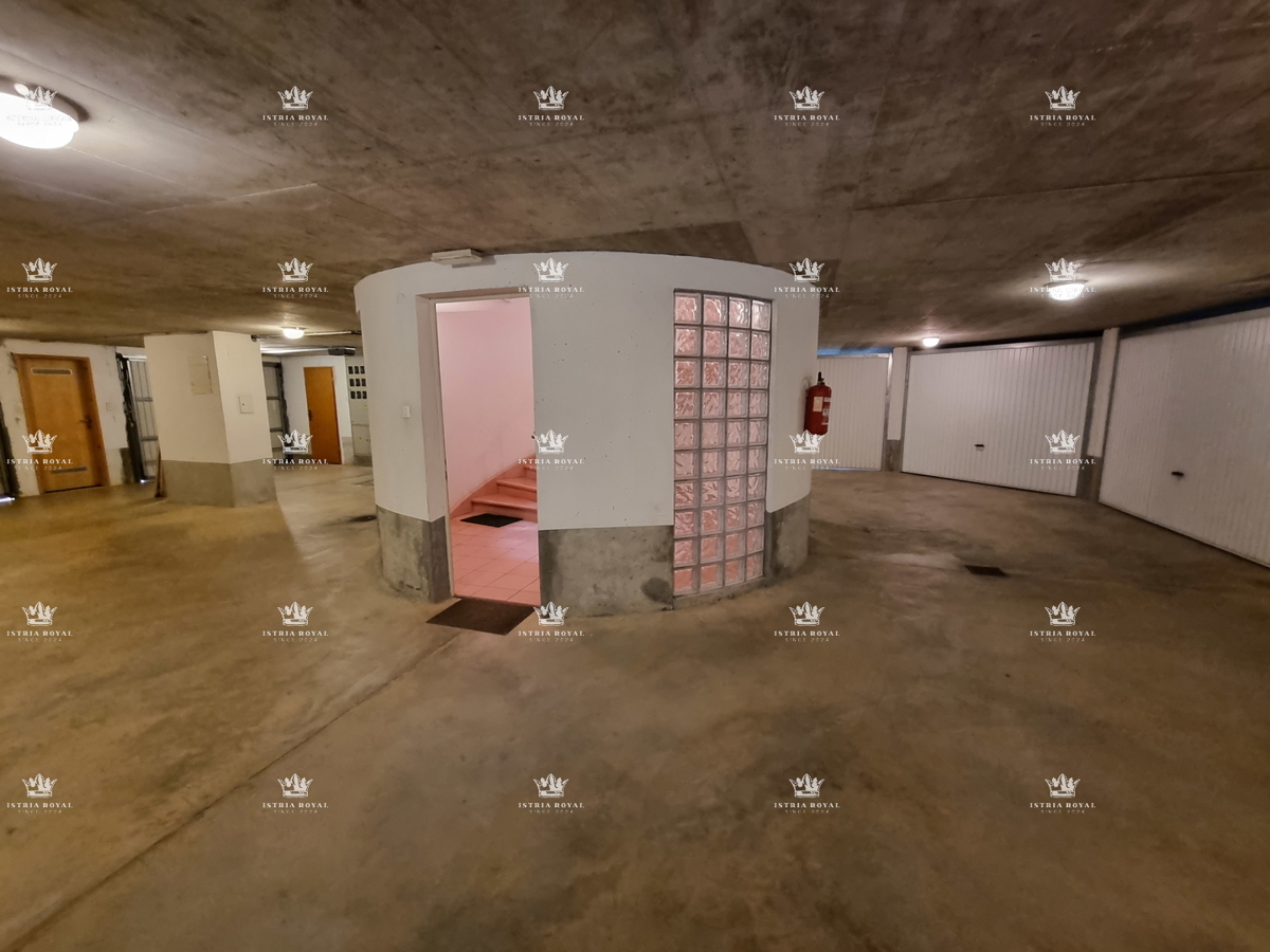 Istria, Umago, vendita appartamento con vista mare a Zambratija – 77 m², garage, 2 camere da letto + soggiorno doppio, vicinanza alla spiaggia!