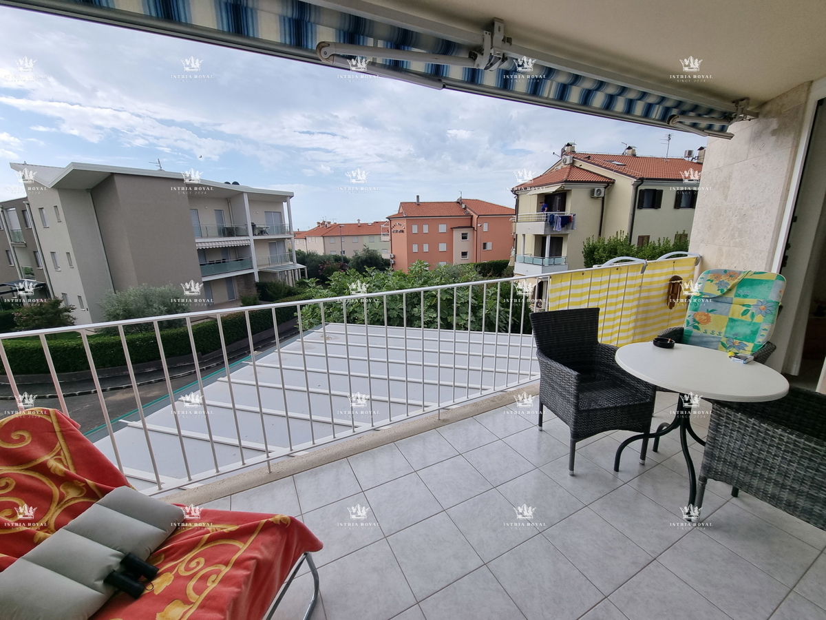 Istria, Umago, vendita appartamento con vista mare a Zambratija – 77 m², garage, 2 camere da letto + soggiorno doppio, vicinanza alla spiaggia!