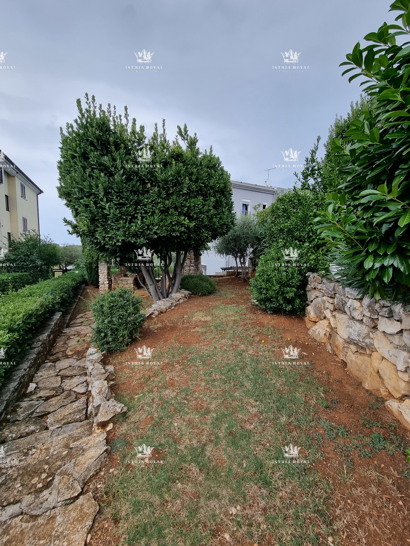 Istria, Umago, vendita appartamento con vista mare a Zambratija – 77 m², garage, 2 camere da letto + soggiorno doppio, vicinanza alla spiaggia!