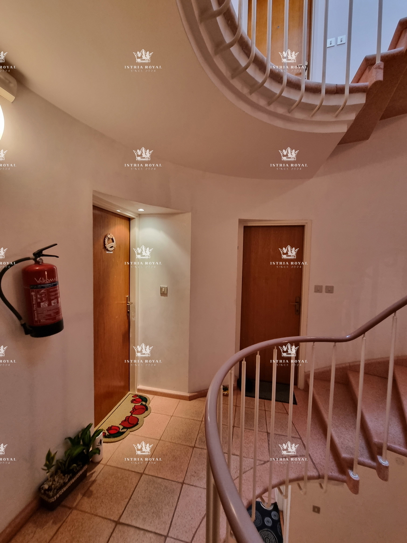 Istria, Umago, vendita appartamento con vista mare a Zambratija – 77 m², garage, 2 camere da letto + soggiorno doppio, vicinanza alla spiaggia!