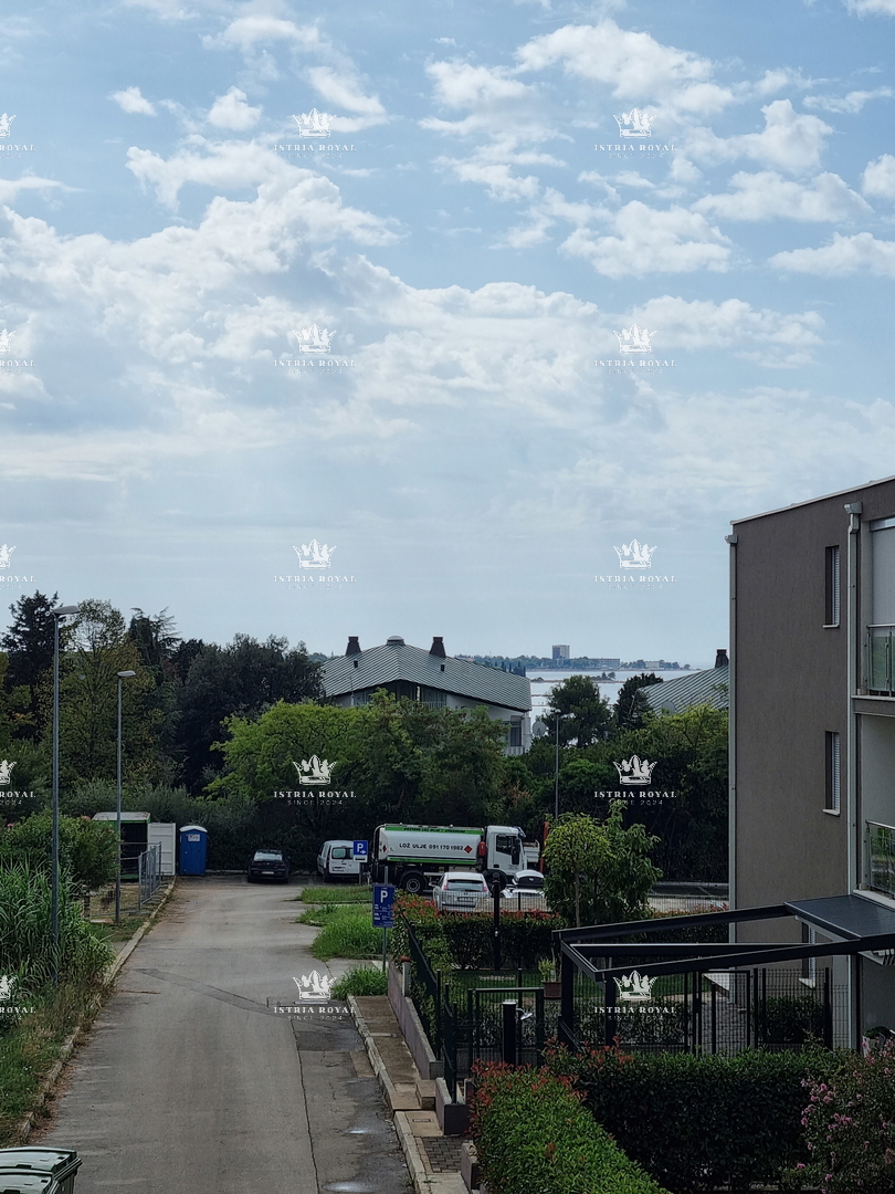 Istria, Umago, vendita appartamento con vista mare a Zambratija – 77 m², garage, 2 camere da letto + soggiorno doppio, vicinanza alla spiaggia!