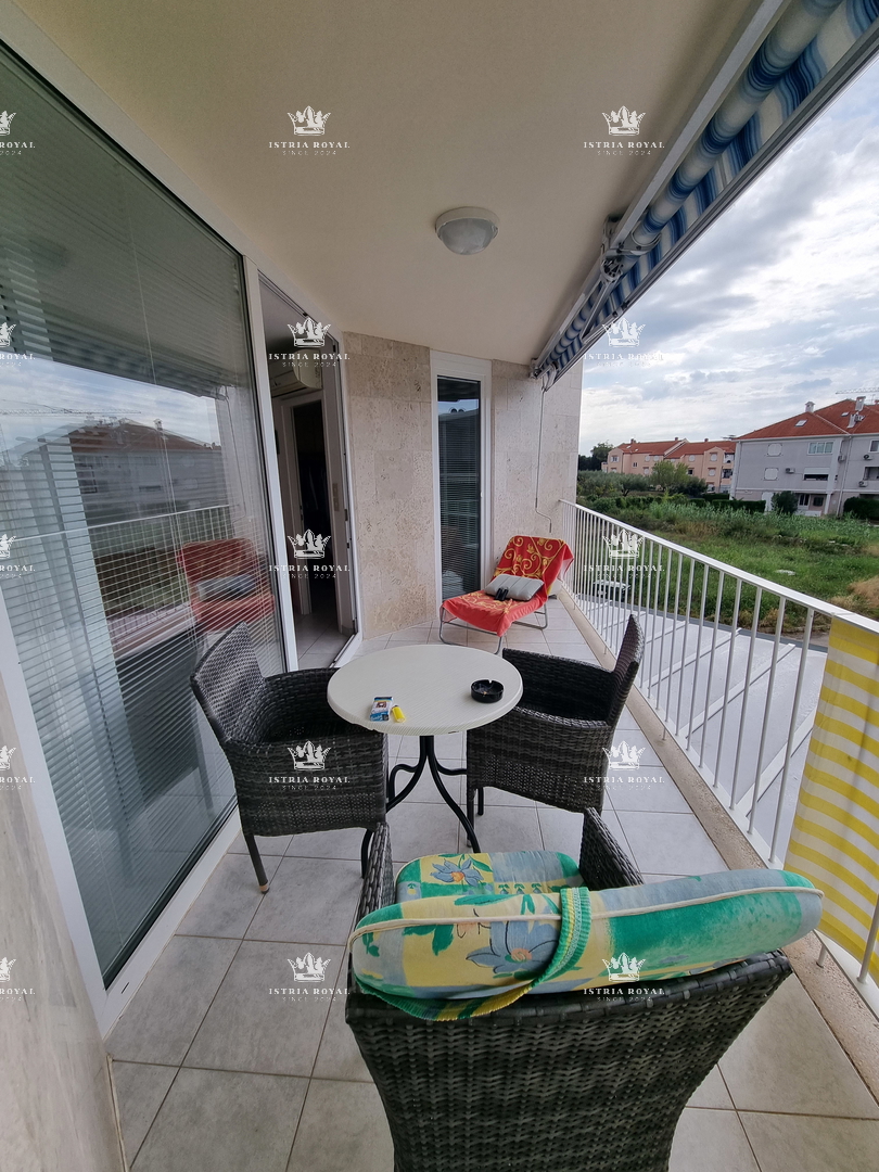 Istria, Umago, vendita appartamento con vista mare a Zambratija – 77 m², garage, 2 camere da letto + soggiorno doppio, vicinanza alla spiaggia!