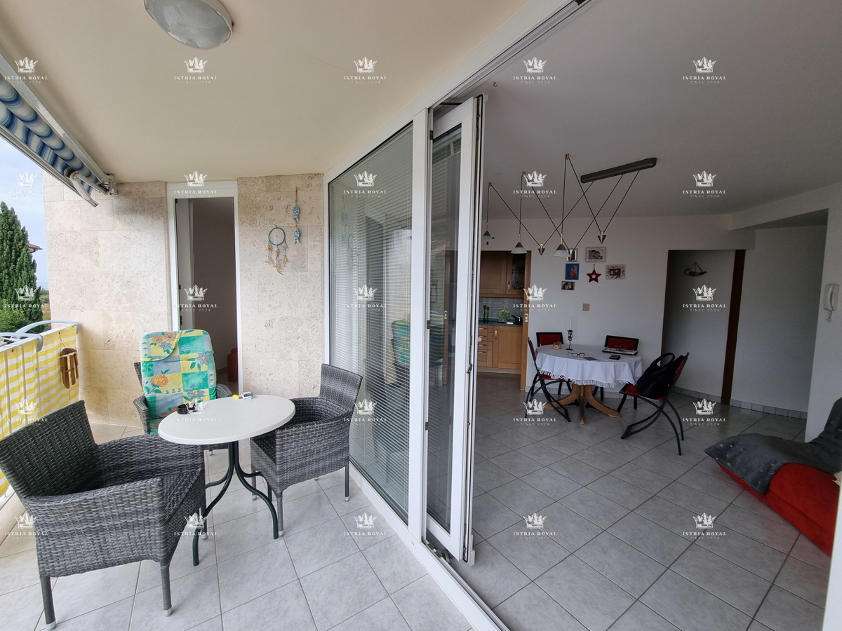 Istria, Umago, vendita appartamento con vista mare a Zambratija – 77 m², garage, 2 camere da letto + soggiorno doppio, vicinanza alla spiaggia!