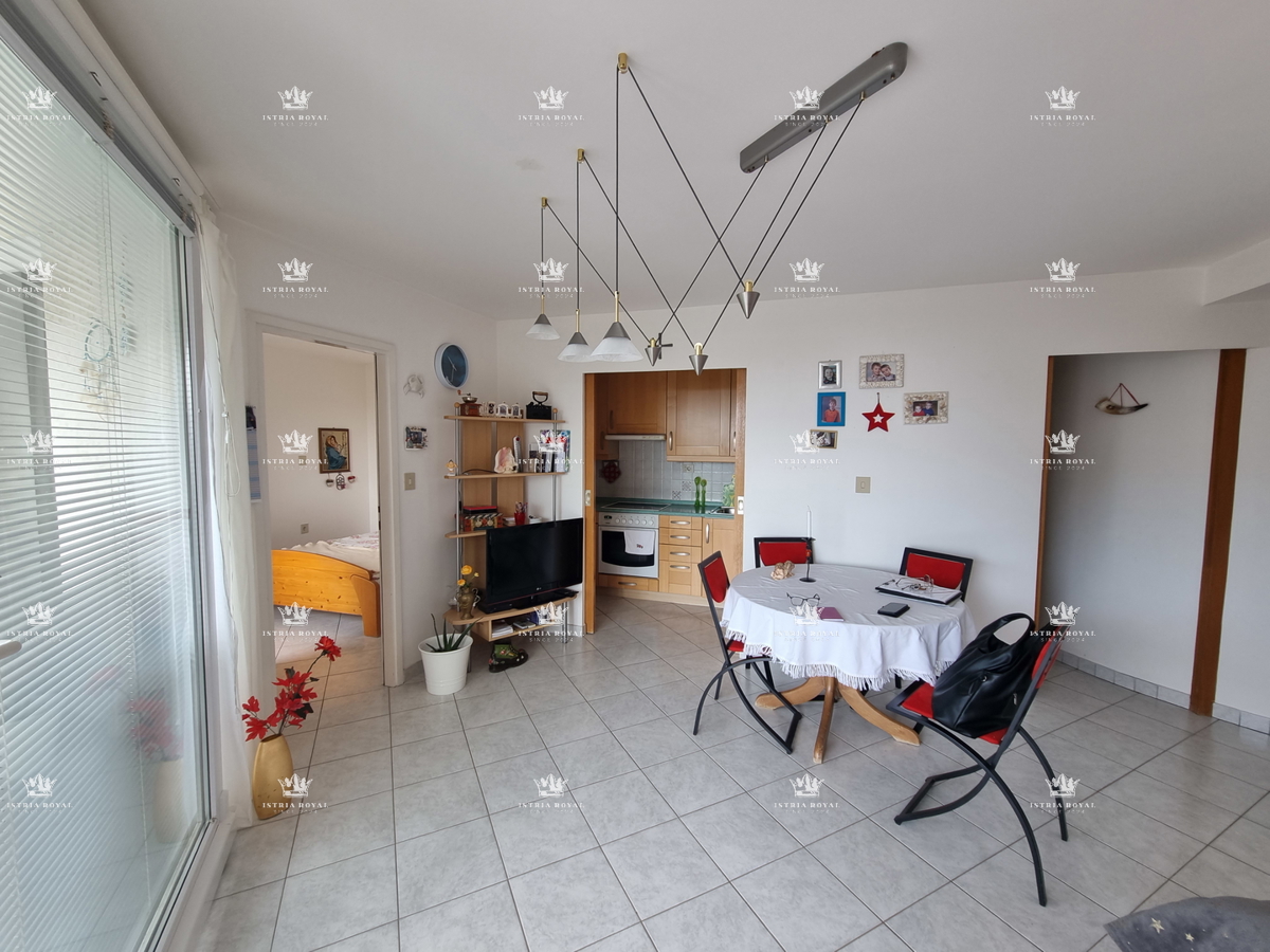 Istria, Umago, vendita appartamento con vista mare a Zambratija – 77 m², garage, 2 camere da letto + soggiorno doppio, vicinanza alla spiaggia!