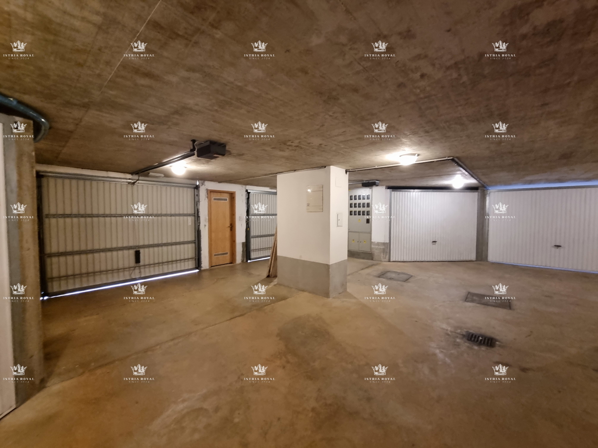 Istria, Umago, vendita appartamento con vista mare a Zambratija – 77 m², garage, 2 camere da letto + soggiorno doppio, vicinanza alla spiaggia!