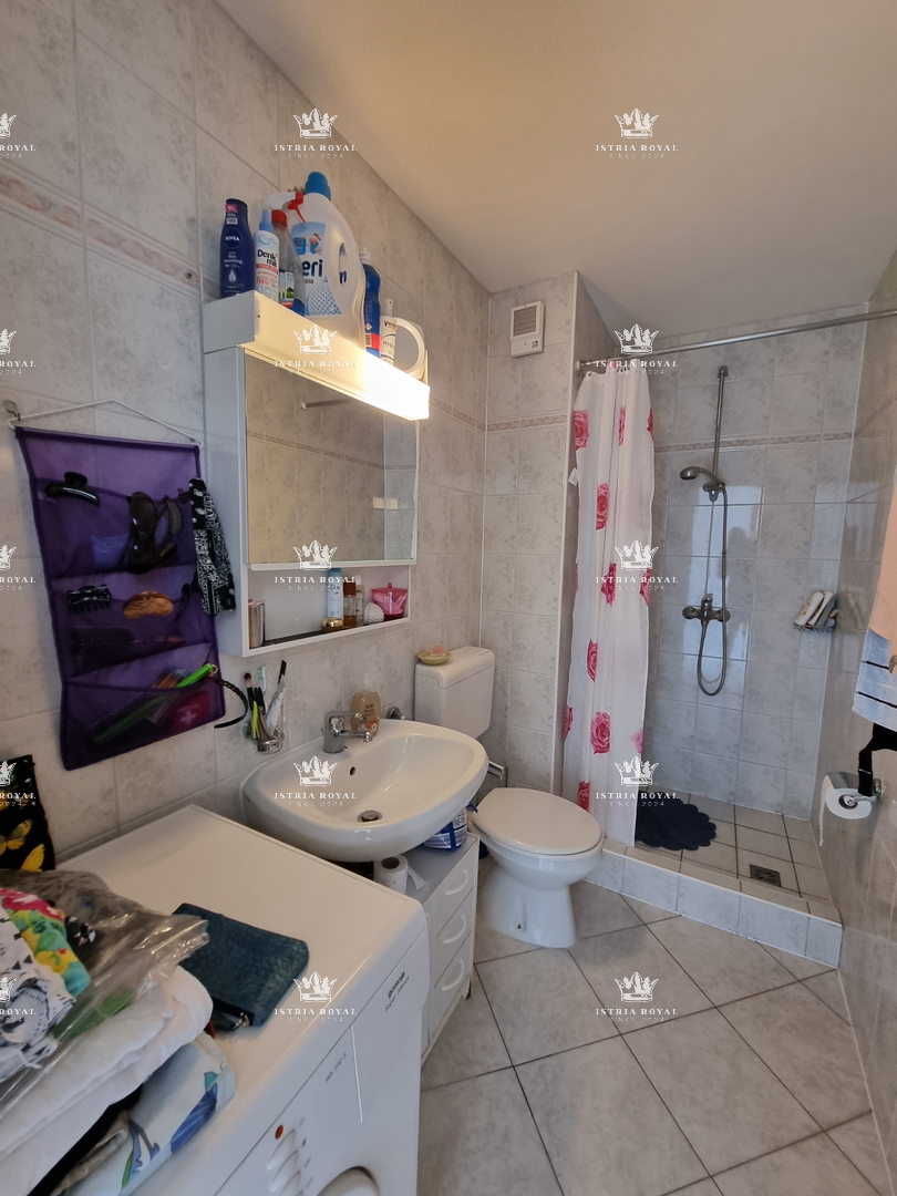 Istria, Umago, vendita appartamento con vista mare a Zambratija – 77 m², garage, 2 camere da letto + soggiorno doppio, vicinanza alla spiaggia!