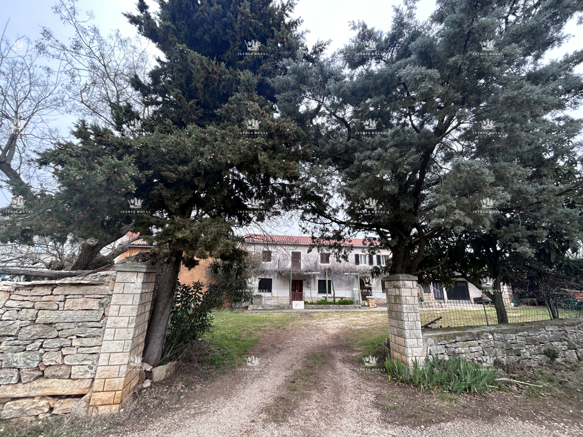 Istria, Plovanija, 4 case a schiera, terreno di 755 m2, da ristrutturare, in vendita