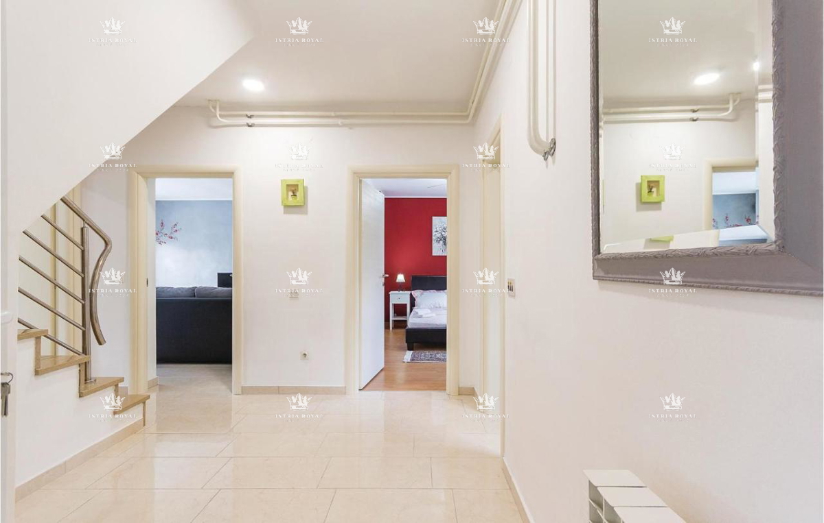In vendita – Casa familiare con piscina a Pola, Valdebek – 220 m² di superficie abitabile + 400 m² di giardino!