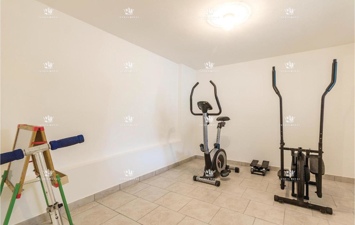 In vendita – Casa familiare con piscina a Pola, Valdebek – 220 m² di superficie abitabile + 400 m² di giardino!