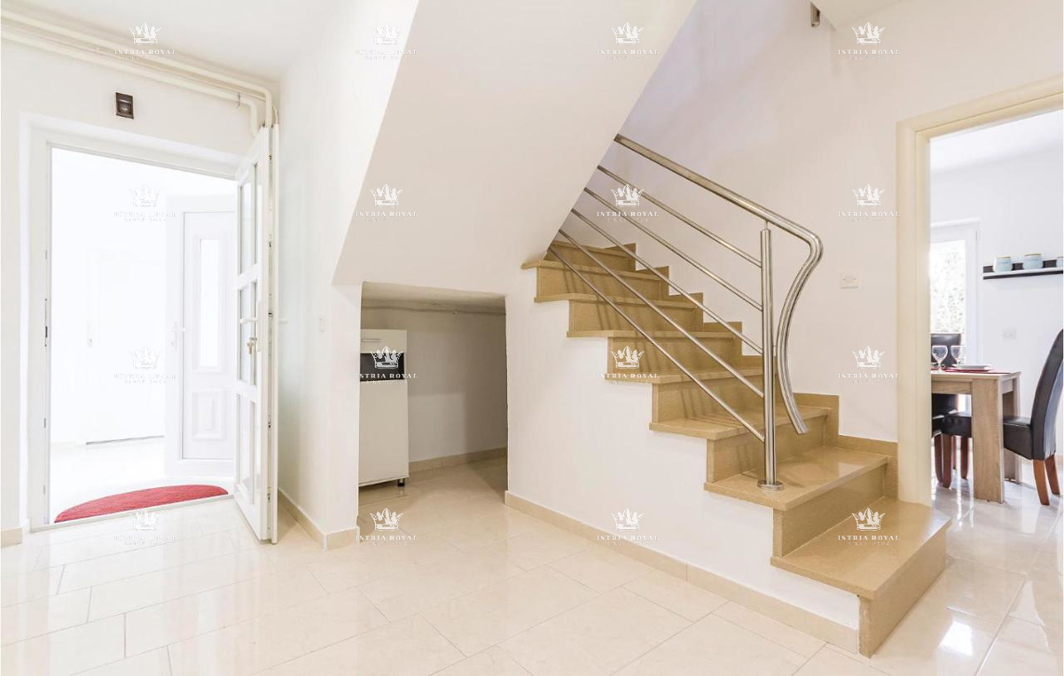 In vendita – Casa familiare con piscina a Pola, Valdebek – 220 m² di superficie abitabile + 400 m² di giardino!