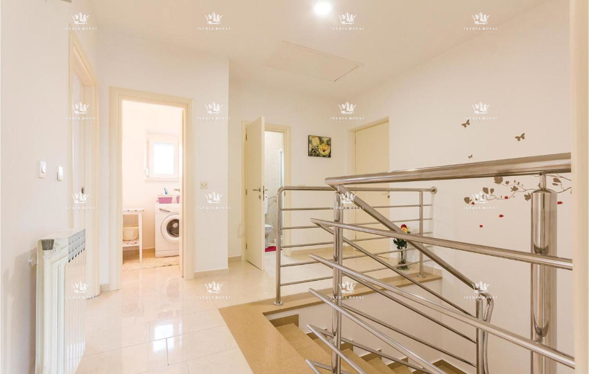 In vendita – Casa familiare con piscina a Pola, Valdebek – 220 m² di superficie abitabile + 400 m² di giardino!