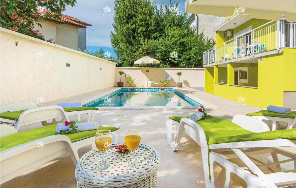 In vendita – Casa familiare con piscina a Pola, Valdebek – 220 m² di superficie abitabile + 400 m² di giardino!