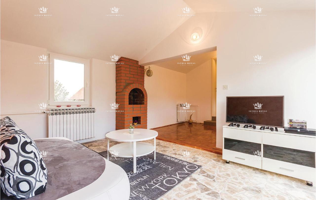 In vendita – Casa familiare con piscina a Pola, Valdebek – 220 m² di superficie abitabile + 400 m² di giardino!