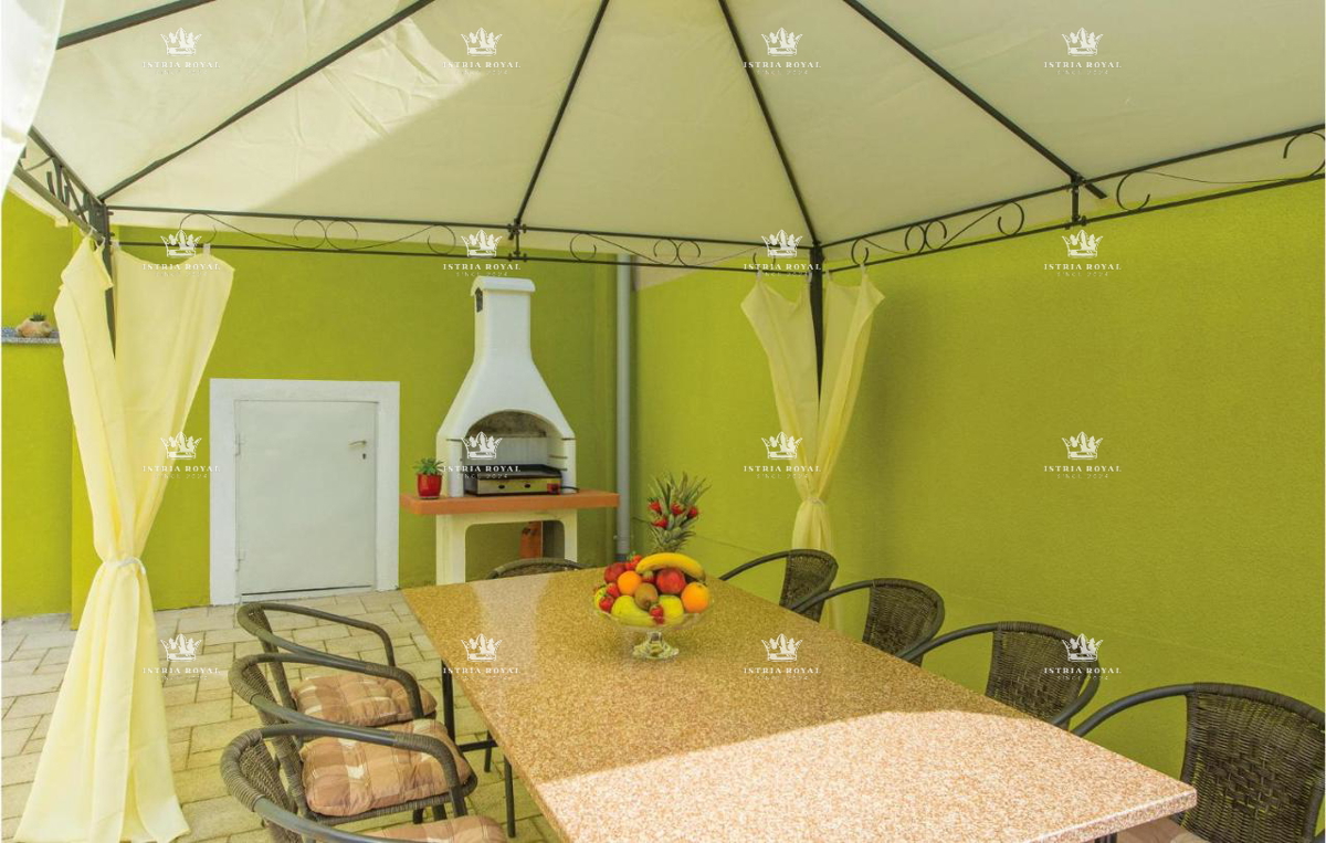 In vendita – Casa familiare con piscina a Pola, Valdebek – 220 m² di superficie abitabile + 400 m² di giardino!