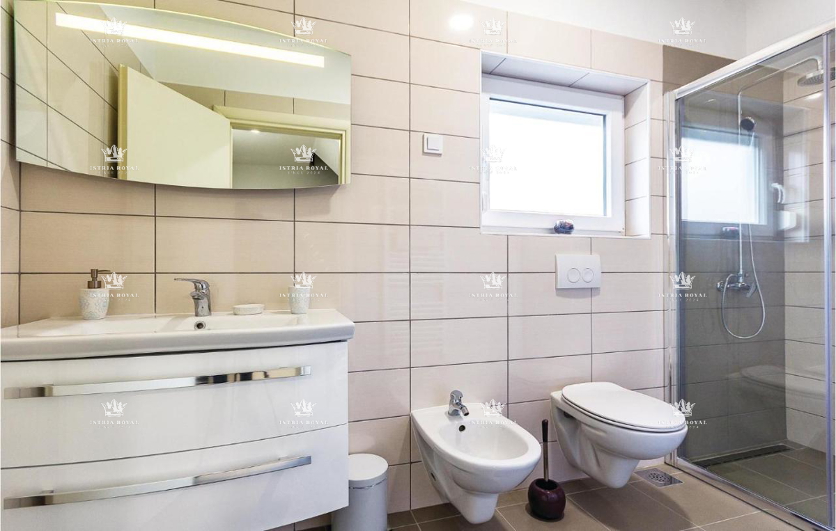 In vendita – Casa familiare con piscina a Pola, Valdebek – 220 m² di superficie abitabile + 400 m² di giardino!