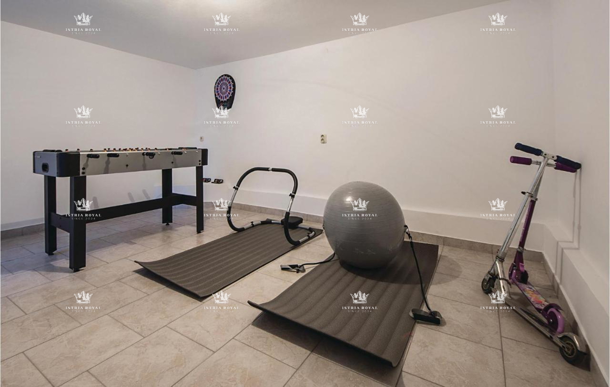 In vendita – Casa familiare con piscina a Pola, Valdebek – 220 m² di superficie abitabile + 400 m² di giardino!