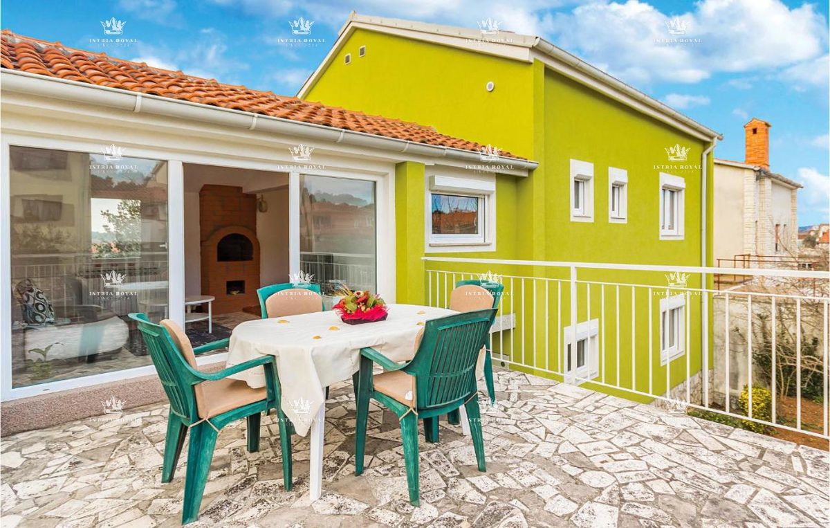 In vendita – Casa familiare con piscina a Pola, Valdebek – 220 m² di superficie abitabile + 400 m² di giardino!
