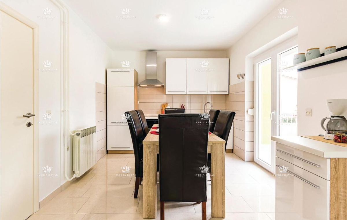 In vendita – Casa familiare con piscina a Pola, Valdebek – 220 m² di superficie abitabile + 400 m² di giardino!