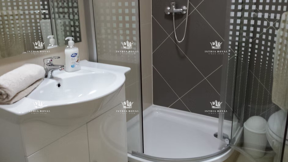 VENDESI UNITA' ABITATIVA – PRIMO PIANO, 68,39 m² + CORTILE, ISTRIA, POLA, LIŽNJAN.