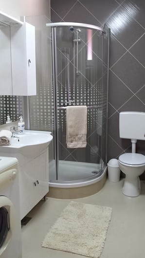 VENDESI UNITA' ABITATIVA – PRIMO PIANO, 68,39 m² + CORTILE, ISTRIA, POLA, LIŽNJAN.