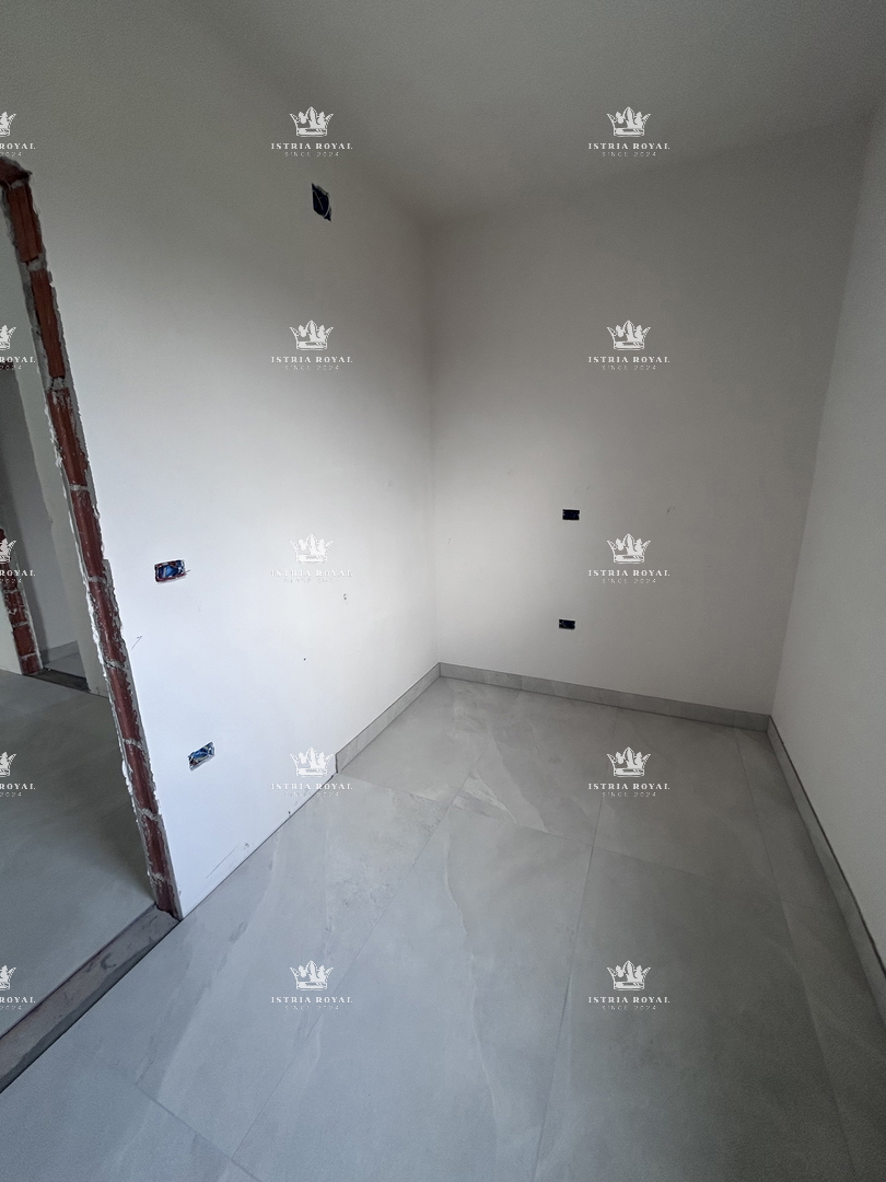 Istria, Umag, appartamento 88m2, 3 camere da letto + soggiorno, garage, ripostiglio, piscina, primo piano