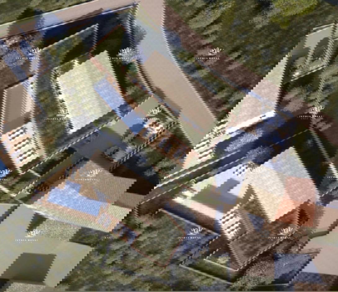 Istra, vicino a Oprtlja, Kalegarići, terreno edificabile di 3042 m2 per 4 ville, tutta l'infrastruttura nelle immediate vicinanze, posizione eccellente