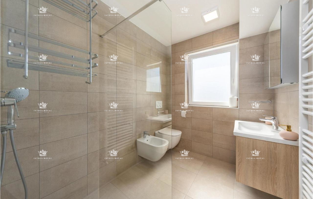 Istria, Poreč, vendita di una lussuosa villa vicino al mare, affitto turistico, investimento.