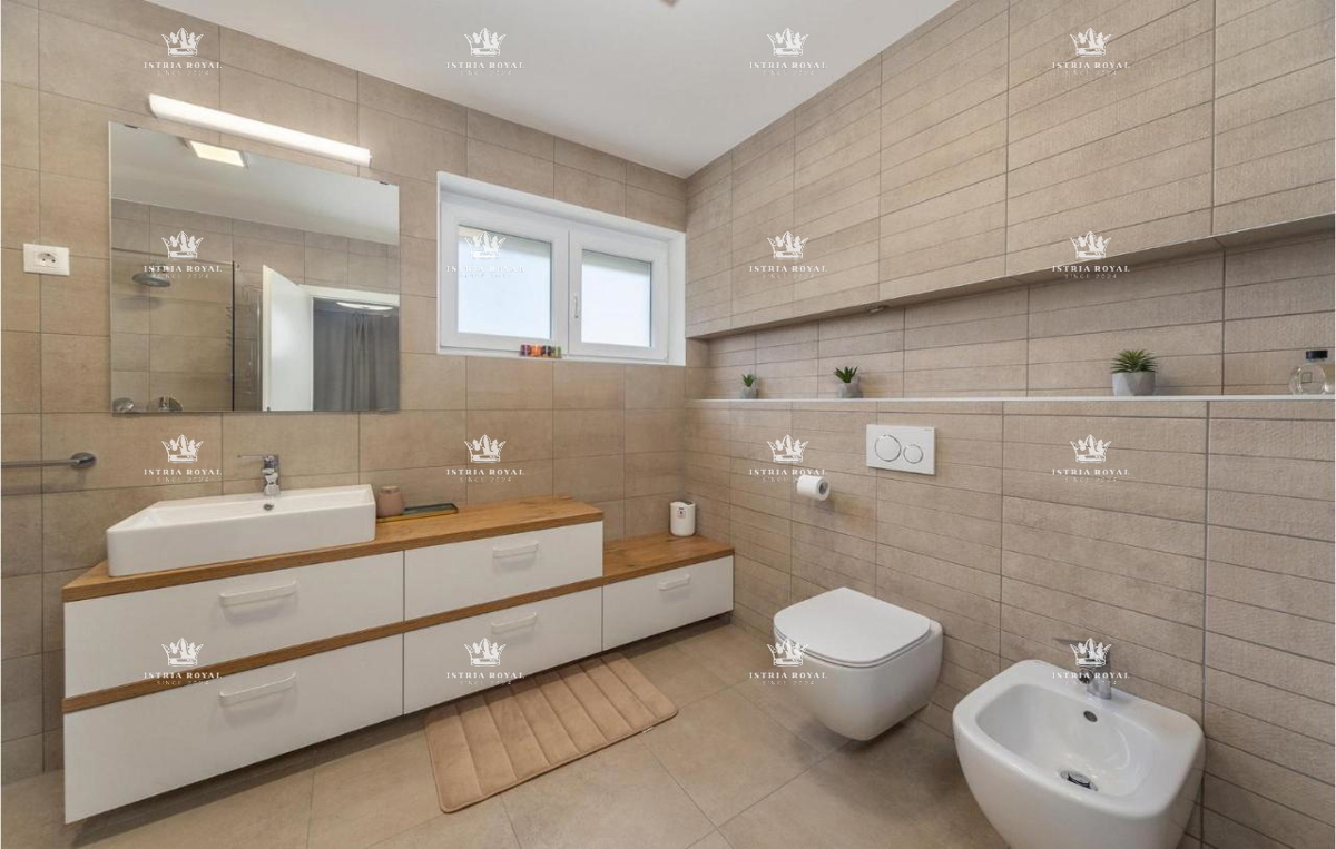 Istria, Poreč, vendita di una lussuosa villa vicino al mare, affitto turistico, investimento.