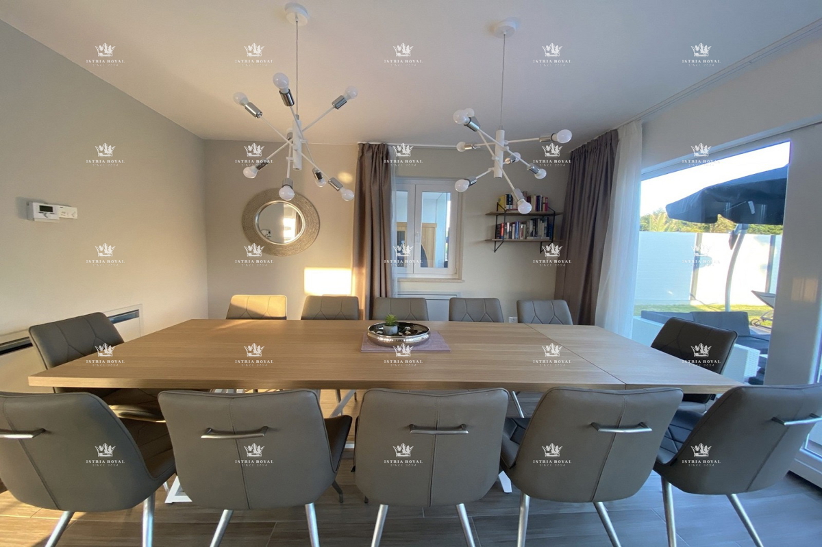 Istria, Poreč, vendita di una lussuosa villa vicino al mare, affitto turistico, investimento.