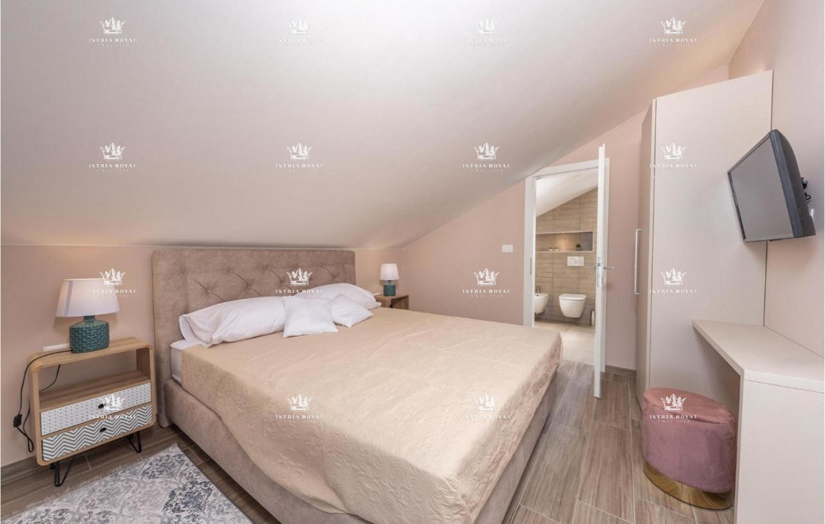 Istria, Poreč, vendita di una lussuosa villa vicino al mare, affitto turistico, investimento.