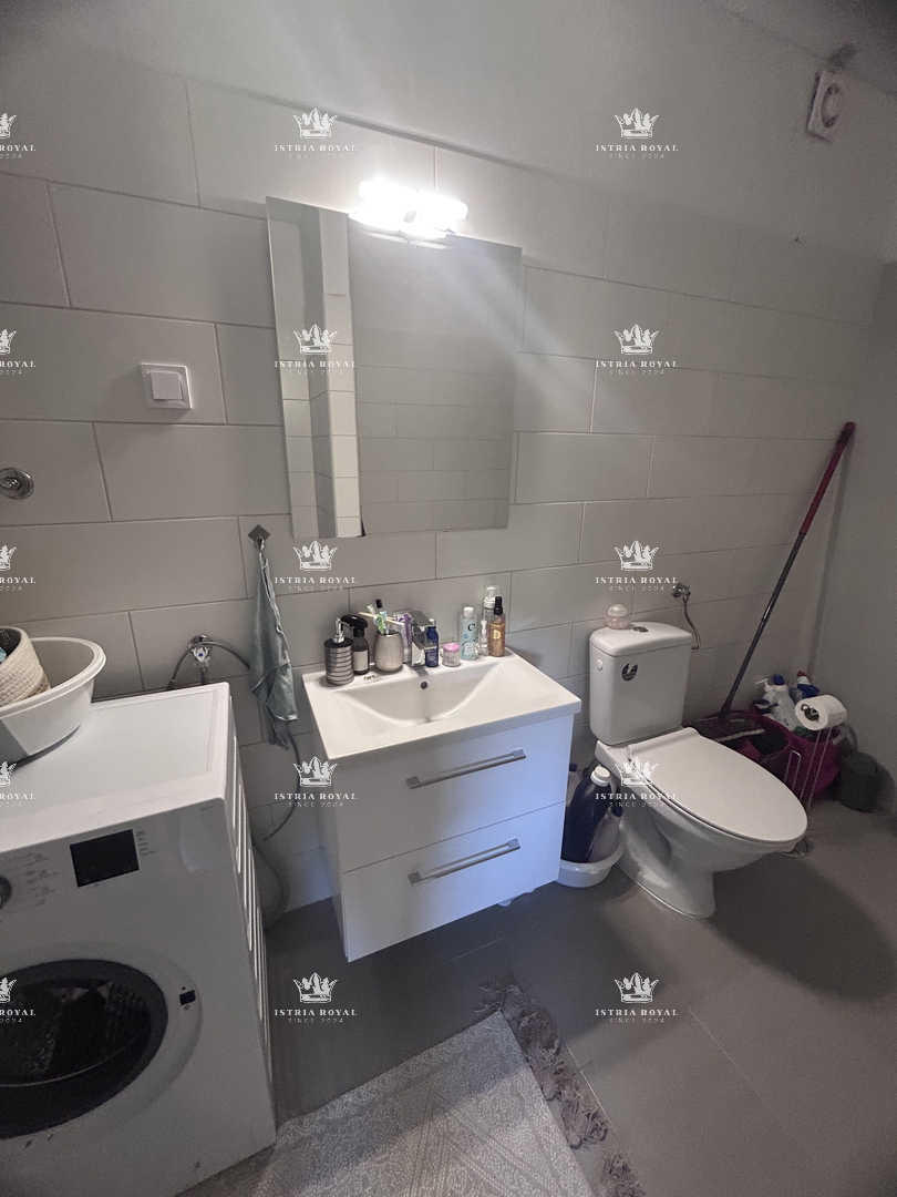 Istria, Brtonigla, vendita di un ampio appartamento arredato di 80 m2, balcone, 2 camere da letto + soggiorno con angolo cottura, occasione