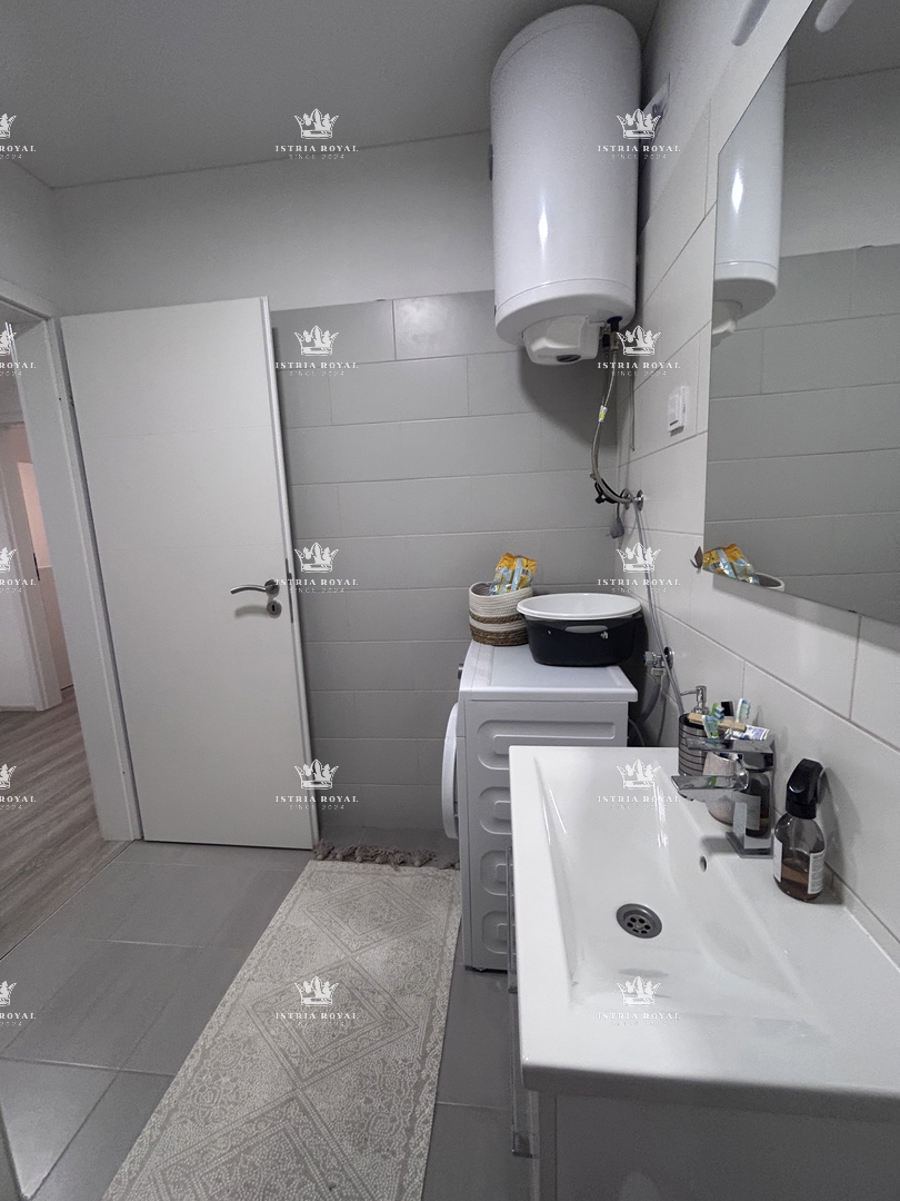 Istria, Brtonigla, vendita di un ampio appartamento arredato di 80 m2, balcone, 2 camere da letto + soggiorno con angolo cottura, occasione