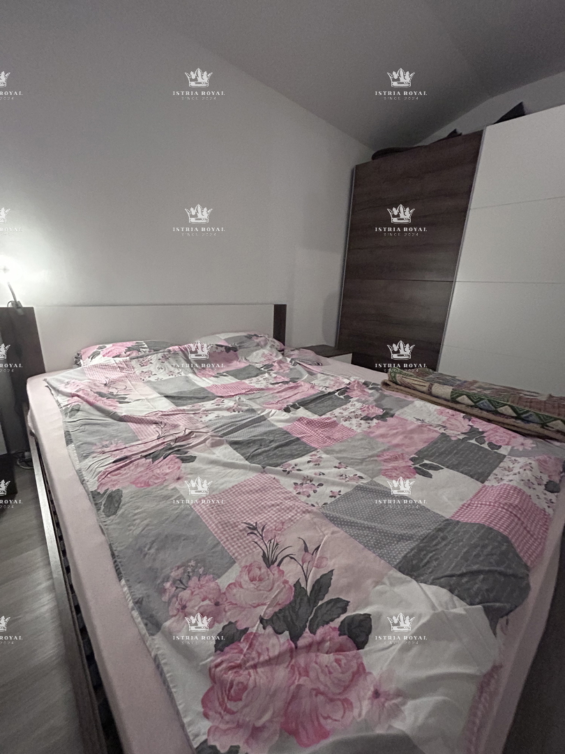 Istria, Brtonigla, vendita di un ampio appartamento arredato di 80 m2, balcone, 2 camere da letto + soggiorno con angolo cottura, occasione