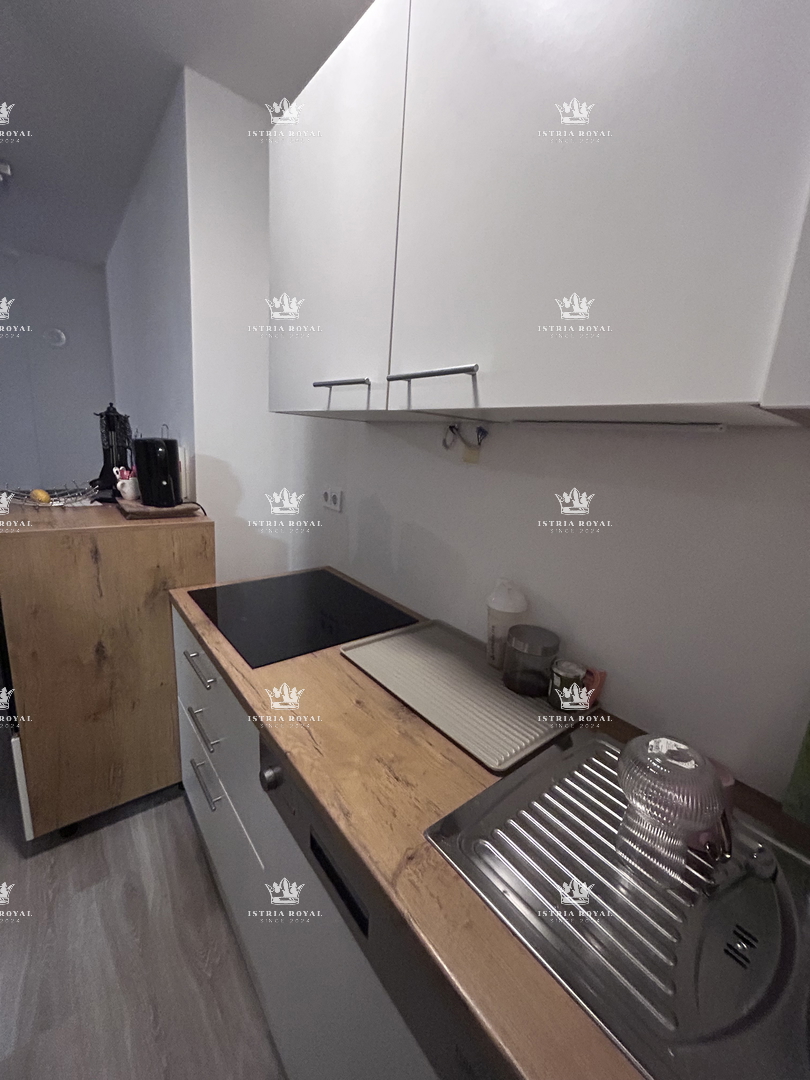 Istria, Brtonigla, vendita di un ampio appartamento arredato di 80 m2, balcone, 2 camere da letto + soggiorno con angolo cottura, occasione