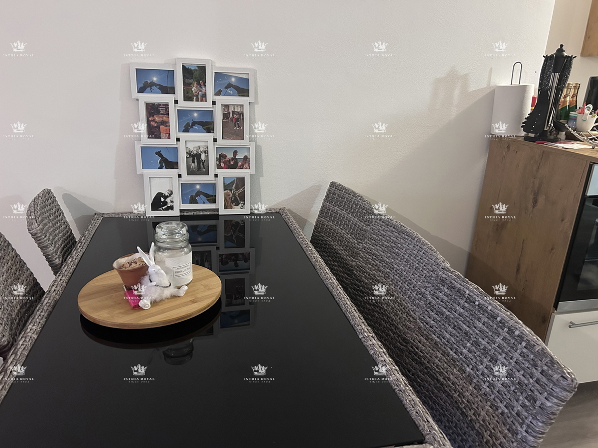 Istria, Brtonigla, vendita di un ampio appartamento arredato di 80 m2, balcone, 2 camere da letto + soggiorno con angolo cottura, occasione